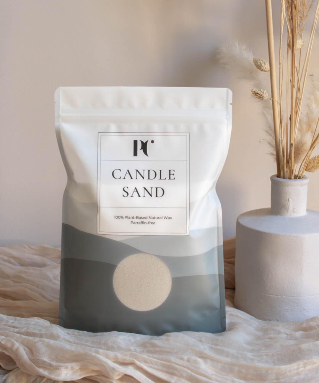 Licht beige kaarsenzand met lonten van PureCandle – paraffinevrije, herbruikbare candle sand voor natuurlijke kaarsensets en DIY kaarsen - Nude Kaarsenzand -Riviera Sand.