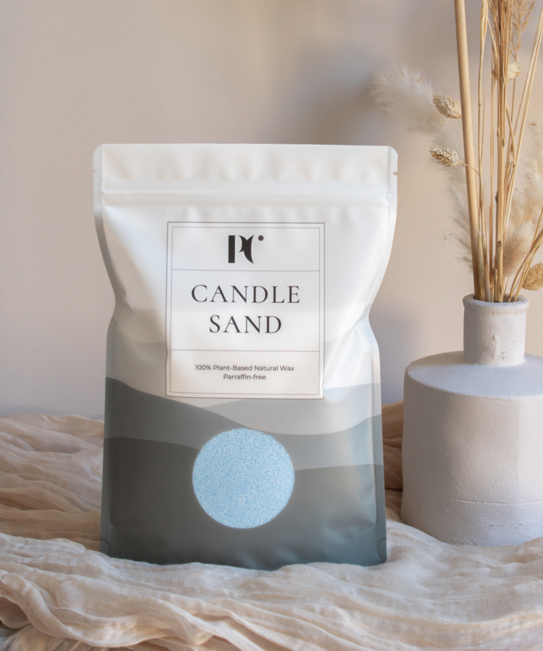 Blauw kaarsenzand met lonten van PureCandle – paraffinevrije candle sand voor DIY kaarsen, refillable candles en kaarsdecoratie. Sky Blue Kaarsenzand