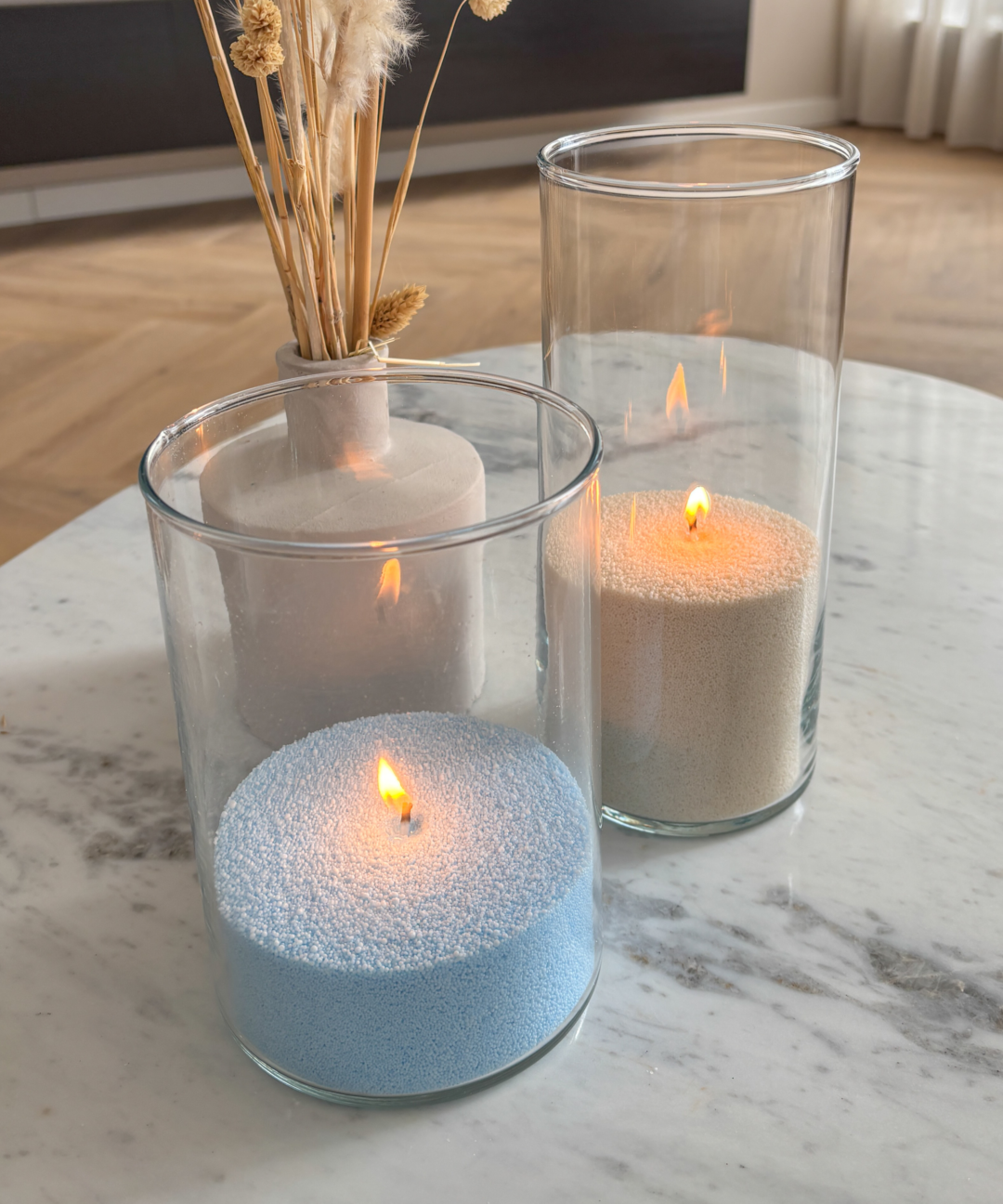 Blauw en beige kaarsenzand met lonten van PureCandle – paraffinevrije candle sand voor navulbare kaarsen, DIY candles en kaarsdecoratie, Nude kaarsenzand. Sky Blue en Riviera Sand