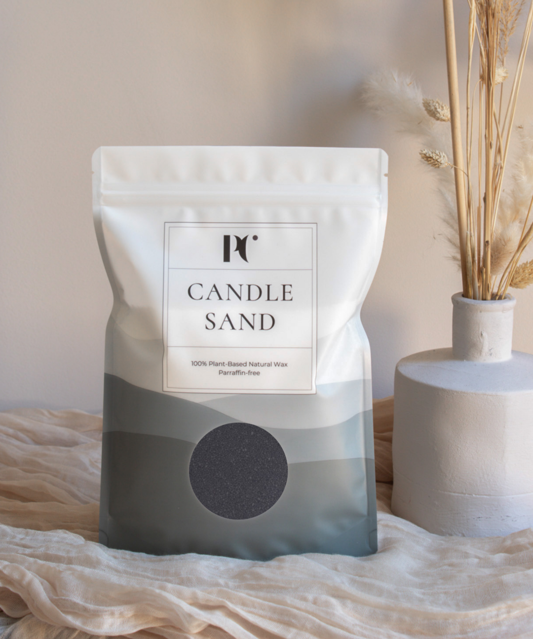 Zwart kaarsenzand van PureCandle – plantaardige, paraffinevrije Candle Sand voor navulbare kaarsen en DIY candles. Kaarsenzand met lonten. Decoratiezand. Kaarsenset.