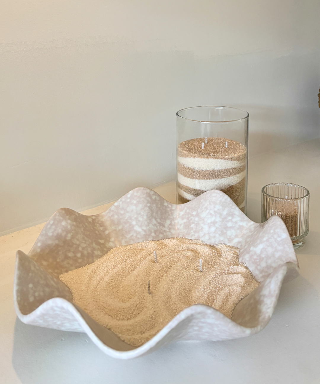Licht beige en zandkleurig kaarsenzand met lonten van PureCandle – natuurlijke, paraffinevrije candle sand voor DIY kaarsen en navulbare kaarsensets