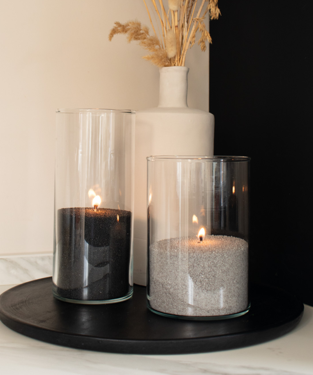 Grijs en zwart kaarsenzand van PureCandle – Natuurlijke, paraffinevrije, plantaardige Candle Sand voor stijlvolle DIY candles en kaarsensets. Kaarsenzand met lonten.