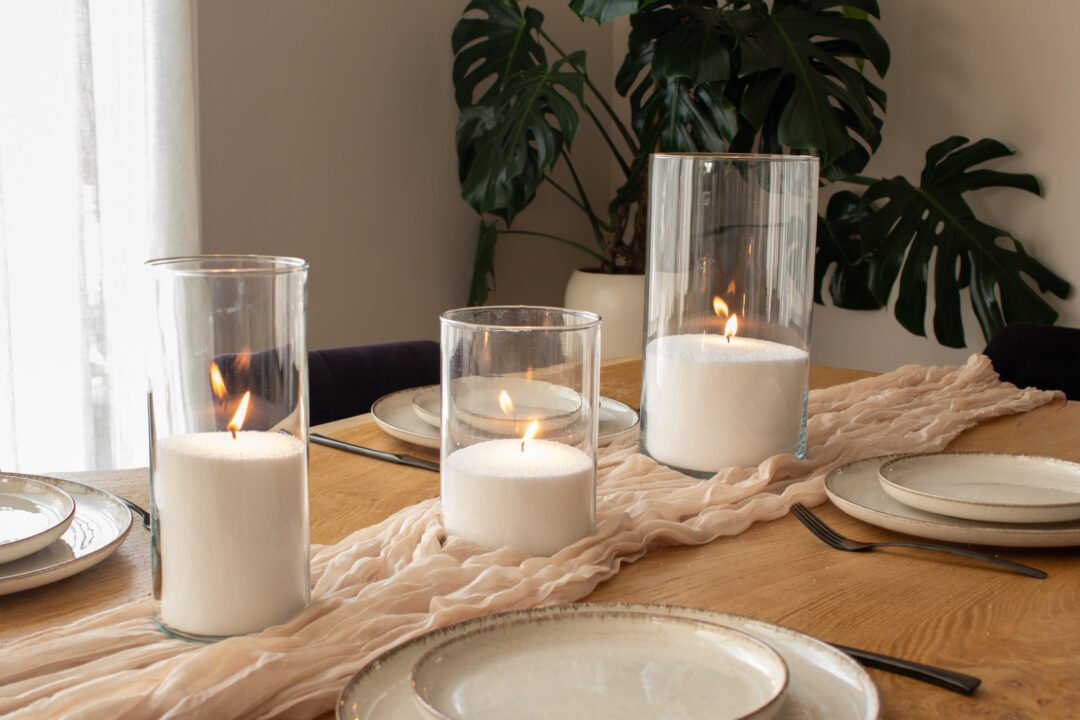 Kaarsenzand in bulkverpakking (bucket) van PureCandle – paraffinevrije Candle Sand voor navulbare kaarsen en kaarsensets - Kaarsenzand met lonten.