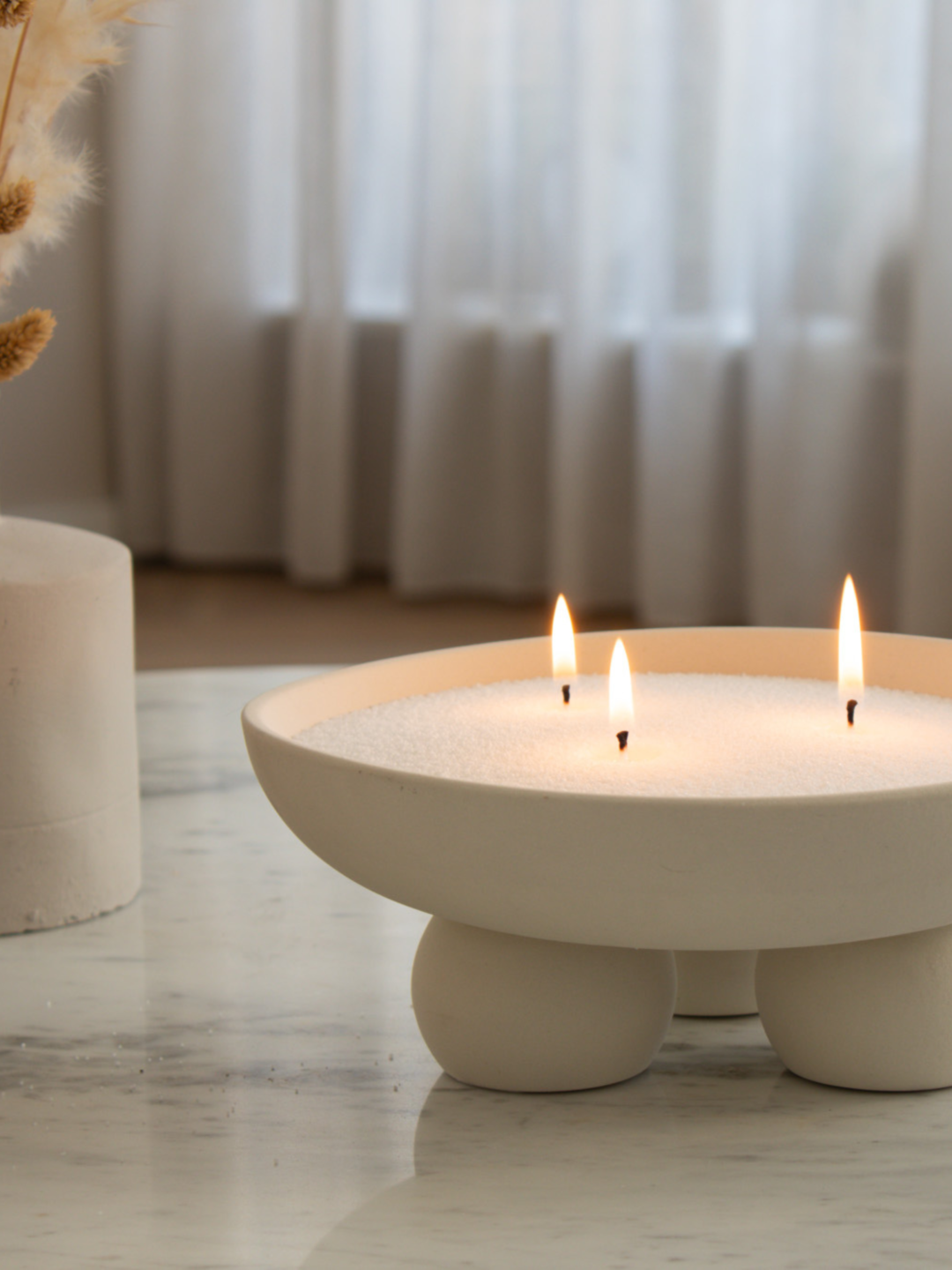 Wit kaarsenzand van PureCandle – paraffinevrije Candle Sand voor kaarsdecoratie, kaarsensets en duurzame DIY candles. Kaarsenzand met lonten. Minimalistische Kaars. Stijlvolle Kaars