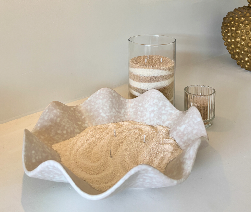 Licht beige en zandkleurig kaarsenzand met lonten van PureCandle – natuurlijke, paraffinevrije candle sand voor DIY kaarsen en navulbare kaarsensets